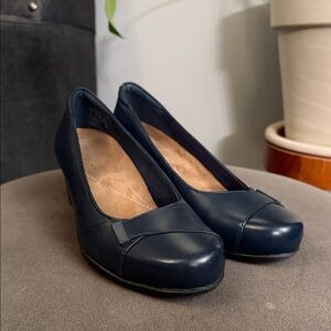 Clarks Rosalyn Belle Navy Women's 8.5 Pumps Classic Business Preppy Leather